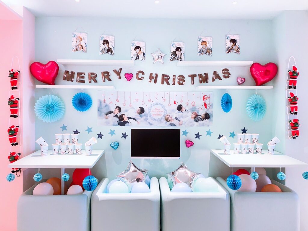 大阪カフェOSHI ni MUCHUの壁一面に飾られたENHYPENクリスマスイベントの店内装飾の様子
