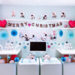 大阪カフェOSHI ni MUCHUの壁一面に飾られたENHYPENクリスマスイベントの店内装飾の様子