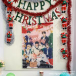 ENHYPENクリスマスイベントの店内装飾 壁に飾られた大きなタペストリーやサンタクロースなど
